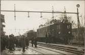Resande vid spår och ellok. Statens Järnvägar, SJ D 136.