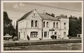 Stationsområde med vy på perrong och stationshus.