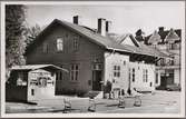 Järnvägsstationen i Fjugesta med Järnvägshotellet till höger.