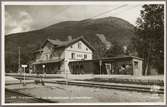 Järnvägsstationen i Åre. Bakom stationen syns Mörvikshummeln.