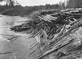 Timmerupplag för vårflottning. Testeboån, Åmotsbruk.