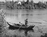 Två män i en båt. 