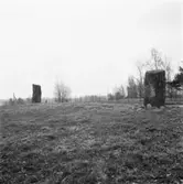 Trollhättan, Håjum. Resta stenar