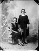 Ateljéporträtt - flickorna Mattsson från Lundsvedjan, Harg socken, Uppland 1925