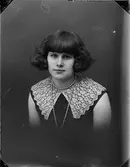 Ateljéporträtt - Irma Eriksson från Gisslartorp, Harg socken, Uppland 1930