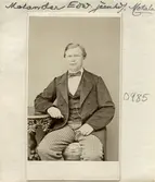 Porträtt av järnhandlare Edward Molander. Född i Västra Stenby 1824 som son till kronolänsman Eric Gustaf Molander och dennes maka Hedvig Blomberg. Redan under sitt födelseår flyttade familjen emellertid till Åtvidaberg där fadern erbjudits tjänst som inspektor vid baroniets lantbruk. I vuxen ålder inflyttade Molander till Linköping för att tjäna som bodbetjänt hos handlare Otto Gustaf Kjellman, i dennes butik invid Stora torget. Efter några år i lära etablerade han sig 1854 i Motala för att som egen driva järnhandel. Från 1861 var han gift med Regina Henrietta Carlsson.