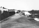 Vänersborg. Hamngatan och hamnkanalen fotograferad från Strömmerska