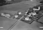 Flygfoto över Adelövs kyrkby i Jönköpings kommun. Nr R 633.