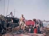 Per Edvin Fälting till vänster och Edward Clason till höger i arbete ombord på dykarflotten.