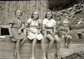 Fyra flickor på Sågbäcken i Albäck; fr v Kerstin Johansson, Amy Arvidsson Åskloster, Ingrid Lindgren och ett litet sommarbarn från Göteborg.
