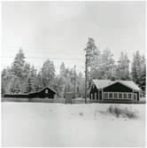 Banvaktstuga vid Harsjön som användes som fritidsgård av Trafikaktiebolaget Grängesberg - Oxelösunds Järnvägar, TGOJ.