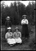 Fyra unga kvinnor i Bäreberg