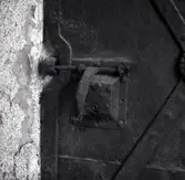 Kvarteret Domprosten. Skjutregel på dörr.