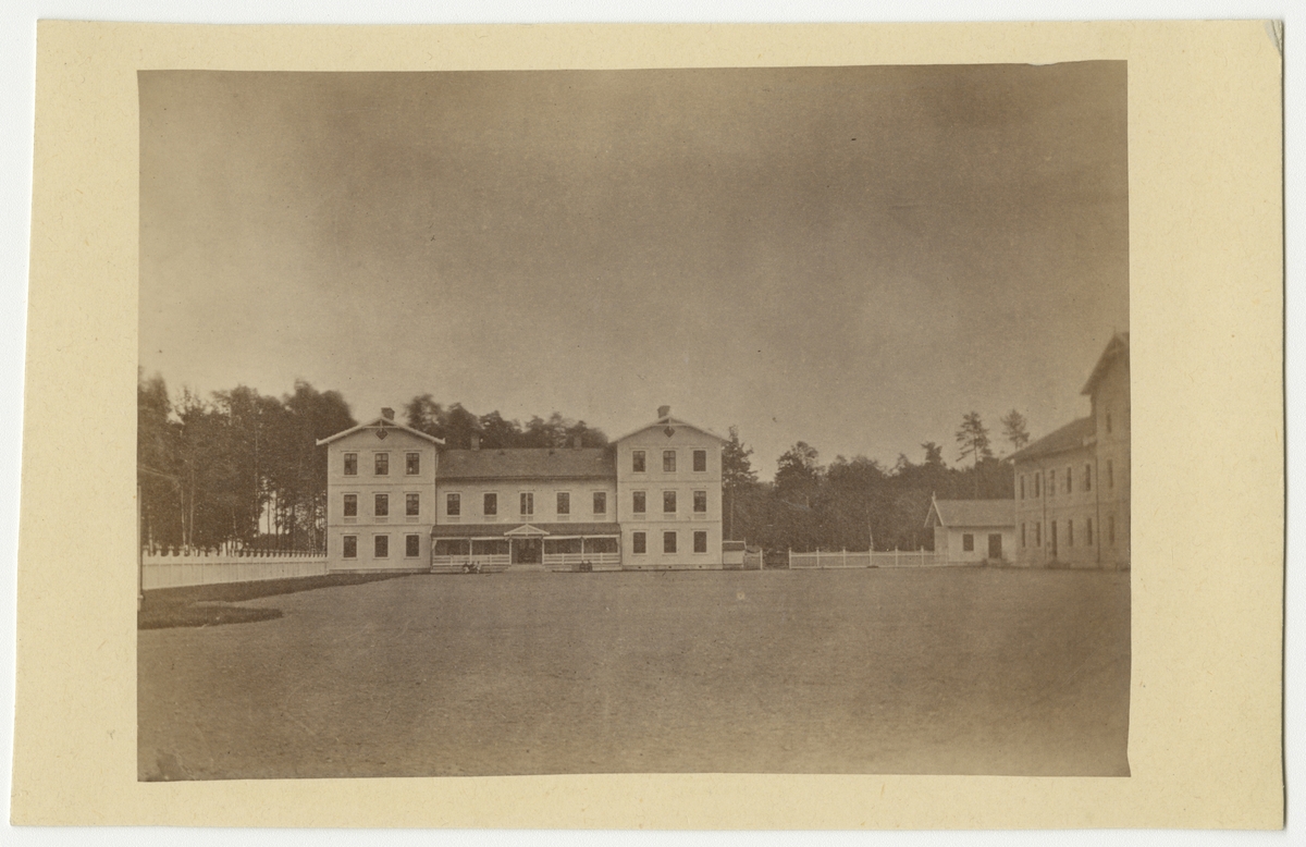 Carl Jacob Malmberg, Mässbyggnaden vid Volontärskolan i Karlsborg.