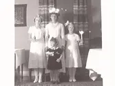 Luciafirande på Gästgivaregatan 6 i Tvååker. Lucian Sara Pettersson med tärnorna Ingeborg Liljegren, Ingeborg Nordin och Linnea Andersson (från vänster).