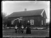 Tomtes Anders och Alida i Krusegården med barnen