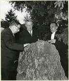 Huddunge sn, Trollstenen.
Kung Gustaf VI Adolf på besök vid Trollstenen. 1955.