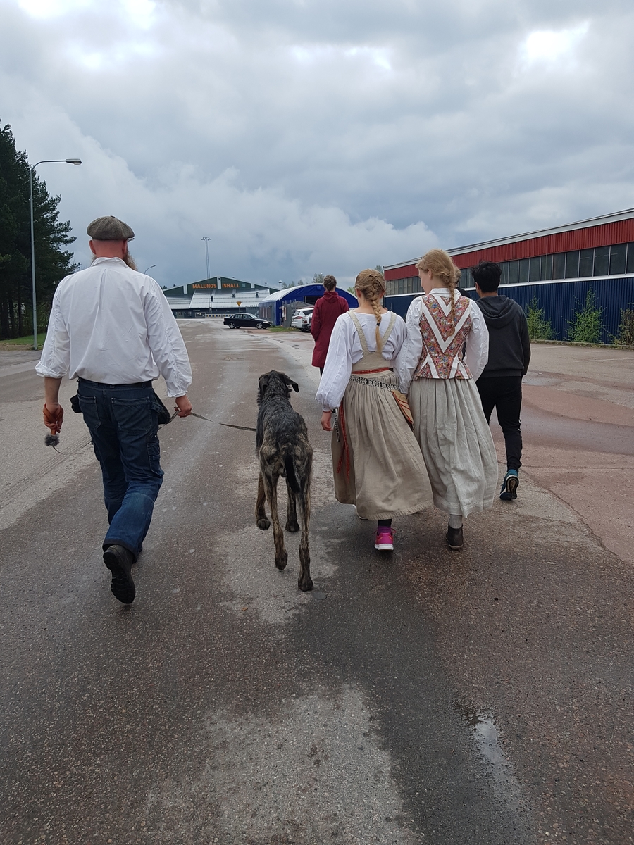 Jennie Tiderman-Österberg, Buffering to Arvselen, Malung, 2018. Here the West passes by Malung’s ice rink. In picture, Täpp Lars Arnesson, clothed Täpp Kerstin Arnesson, Rebecca Antonsson and the dog Karo.