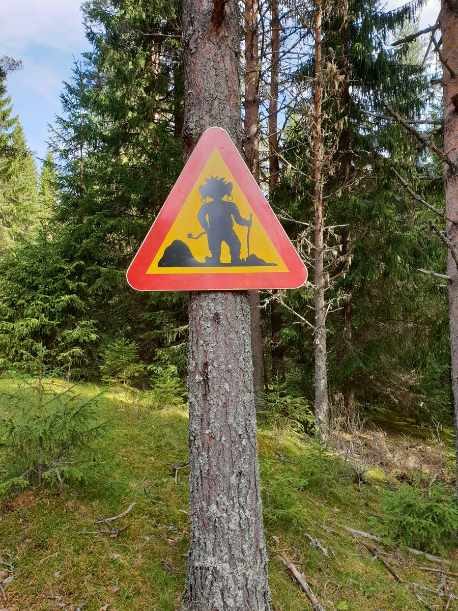 Jennie Tiderman-Österberg, Varningsskylt för troll, Arvselens fäbod, Malung, 2018.