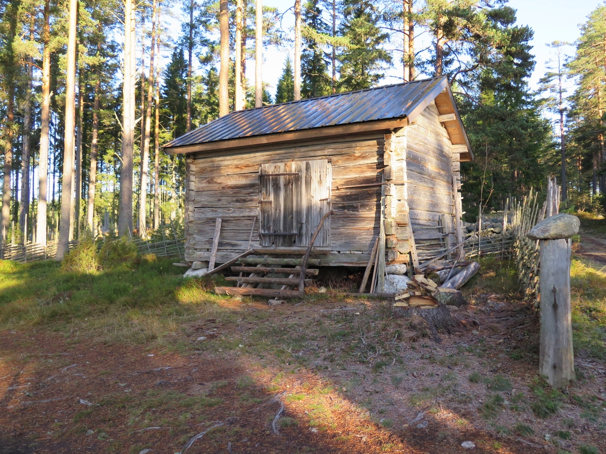 Jennie Tiderman-Österberg, Node, cottage, Grejsan Father-booth, Enviken, 2017.