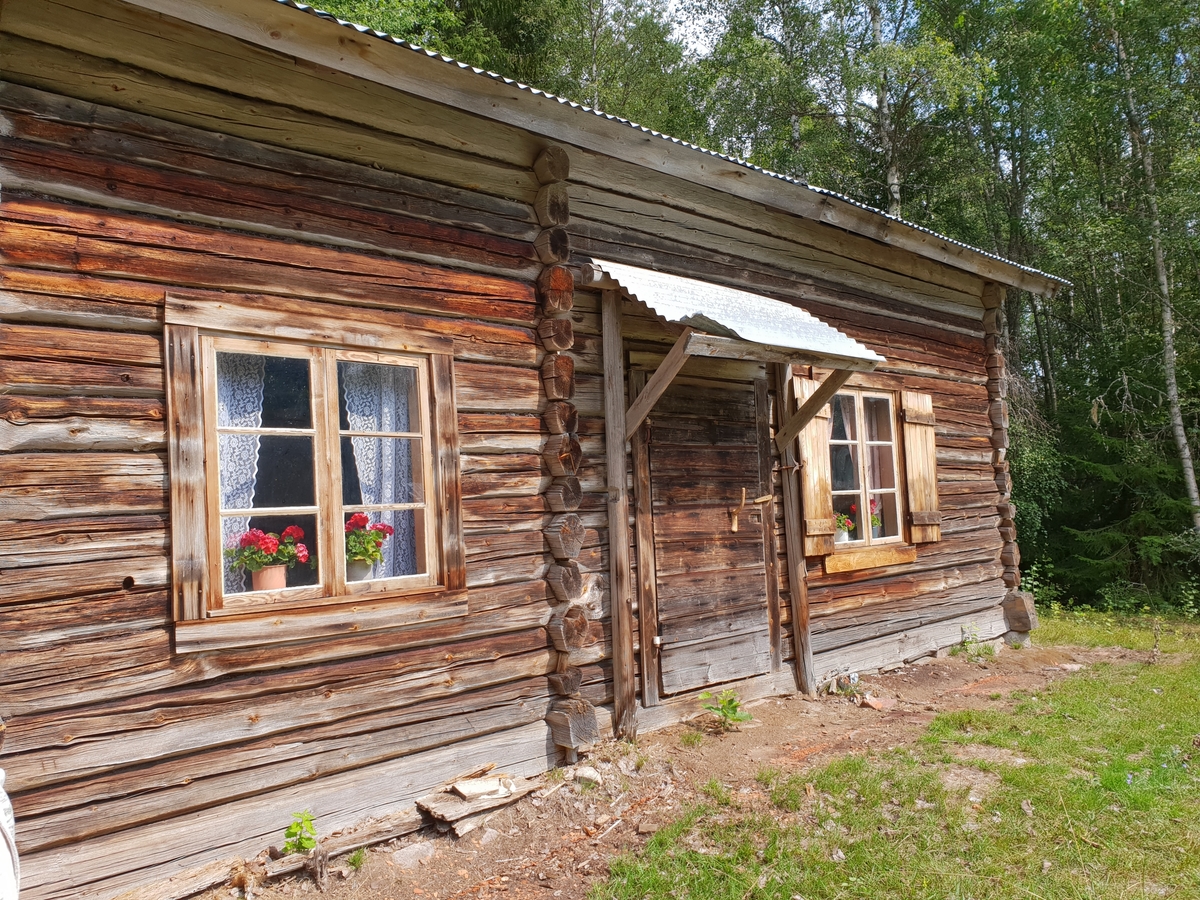 Jennie Tiderman-Österberg, Bohus, Kättboåsen, Venjan, Mora, 2018. The carving is on the gable with the year 1670.