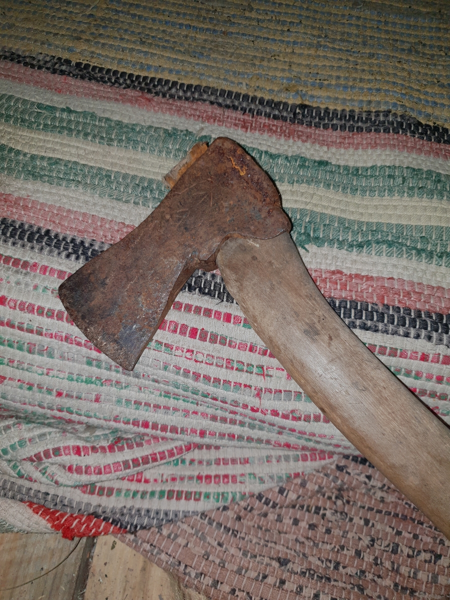 Jennie Tiderman-Österberg, Axe, Geese axe, Kättboåsen, Venjan, Mora, 2018. Unknown provenance on the ax that has carved symbols, ev. the beam marks on the blade.