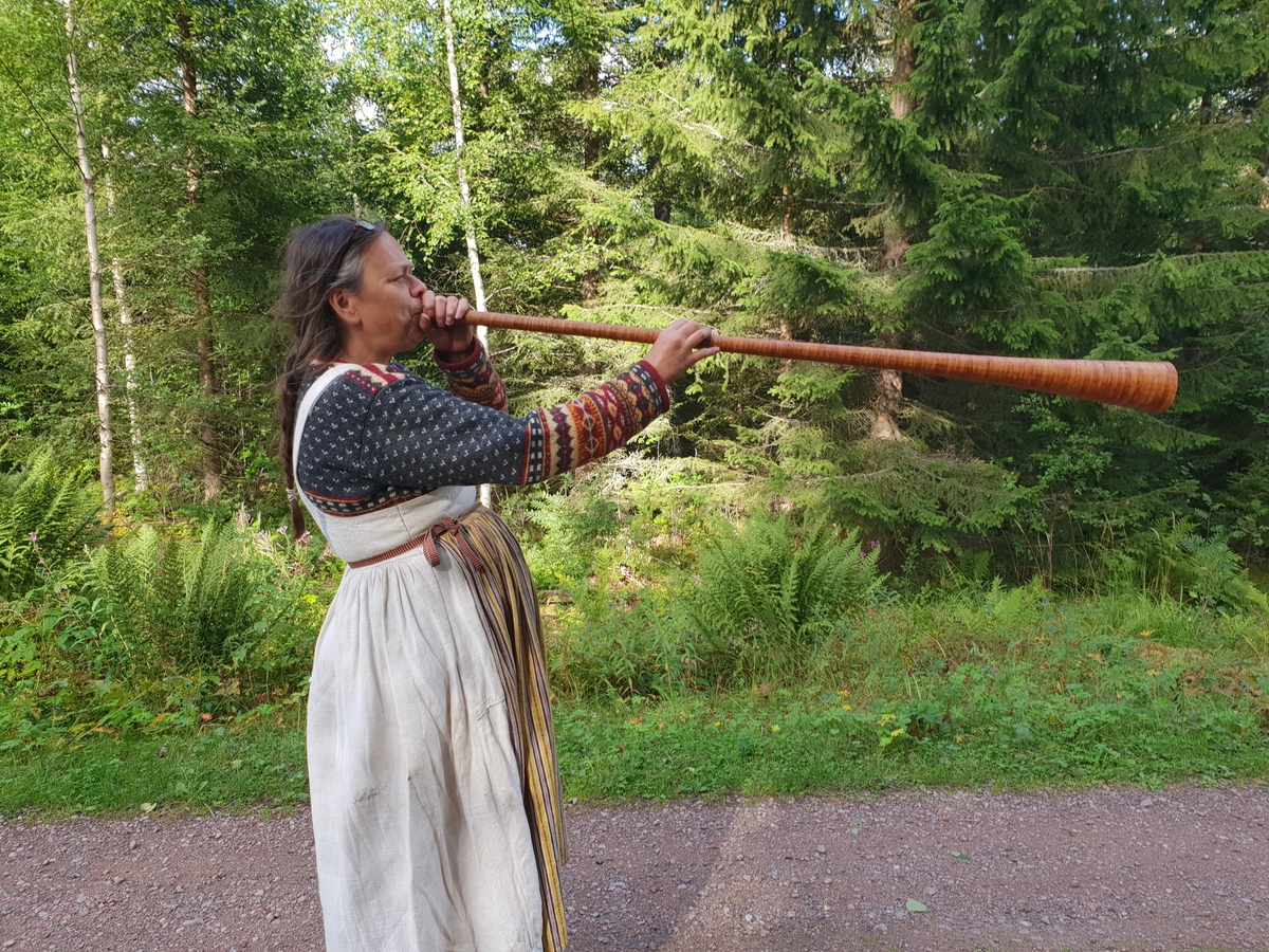 Jennie Tiderman-Österberg, Yvonne Smedberg plays a fist door to lure the cows home in the evening, Kättboåsen, Venjan, Mora, 2018.