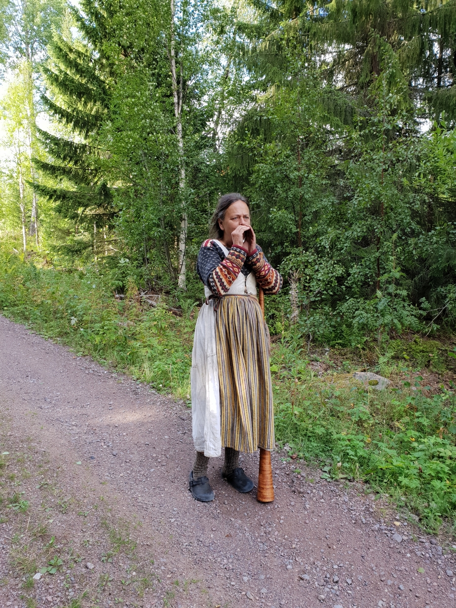 Jennie Tiderman-Österberg, Yvonne Smedberg crackle to lure the cows home in the evening, Kättboåsen, Venjan, Mora, 2018.