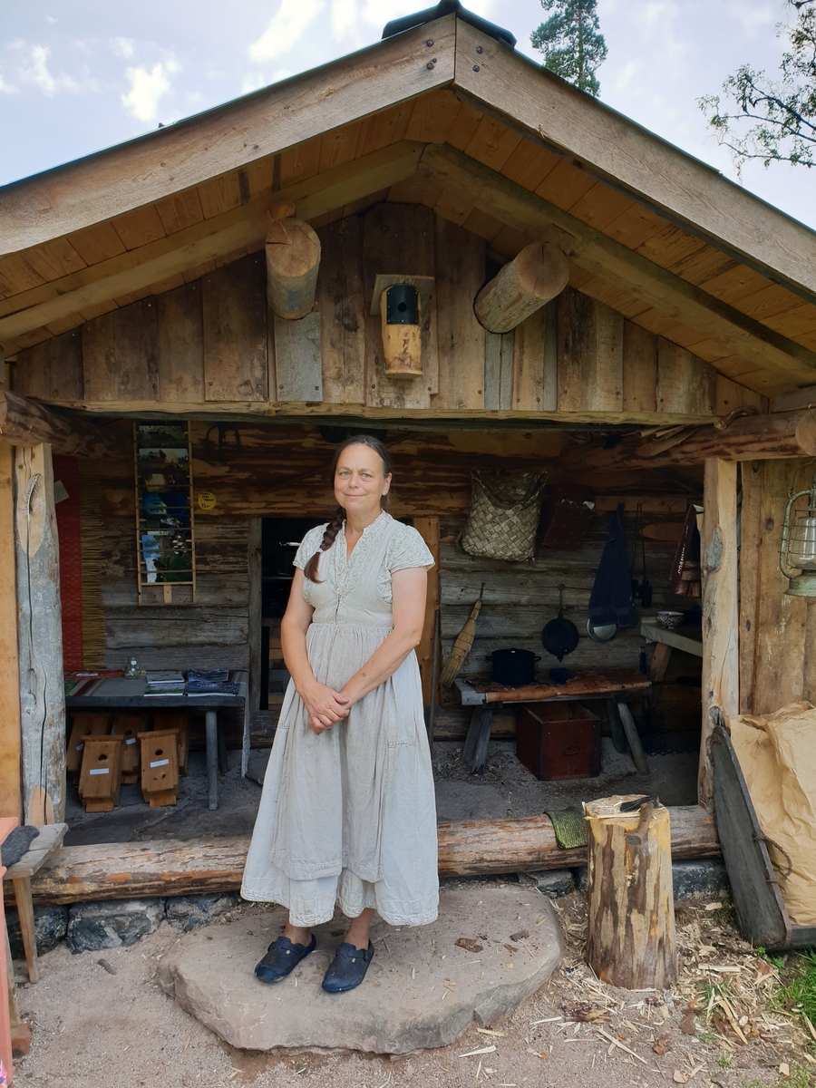 Jennie Tiderman-Österberg, Yvonne Smedberg in front of the firehouse, Kättboåsen, Venjan, Mora, 2018.