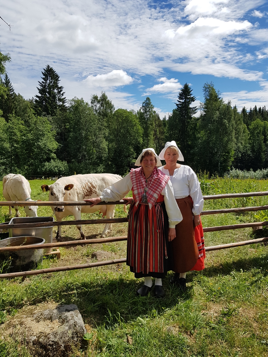 Jennie Tiderman-Österberg, Land Alice Gustafsson med dottern Hillevi framför kohagen i Skallskog, Leksand, 2018.