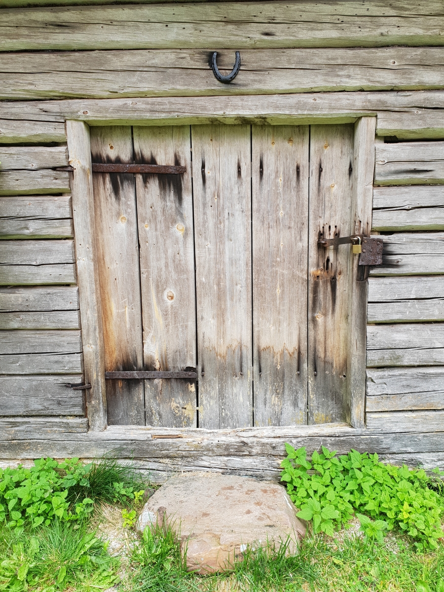Jennie Tiderman-Österberg, Ladugårdsdörr, dörr, Skräddar-Djurberga, Orsa, 2018.