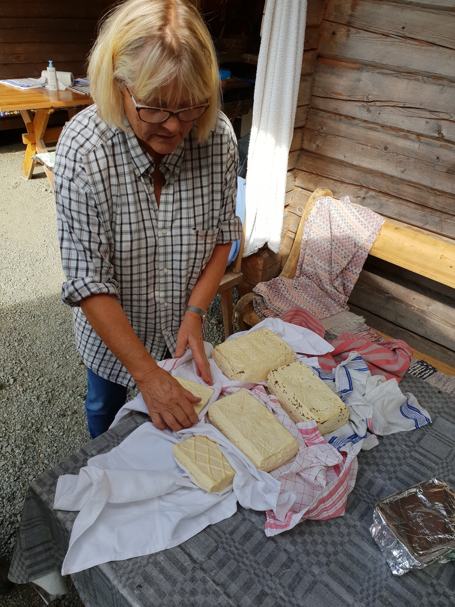 Jennie Tiderman-Österberg, Margareta Meissner visar prov på olika ostar med olika kryddning. Västtjärnslindan, Gagnef, 2018.