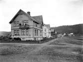 År 1910. Hus vid Linnégatan - Torsgatan i Huskvarna. Mot öster.