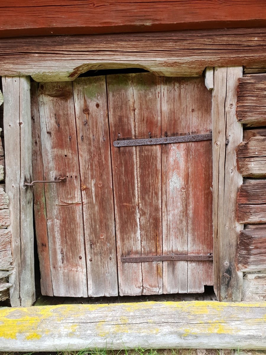 Jennie Tiderman-Österberg, Animal houses, house, barn, fiancé, Jutbodarna, Grangärde, Ludvika, 2018. The doorpost has been raised over the years when the corasers became larger and larger.