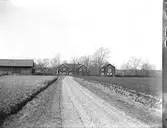 Gård i slättlandskap.