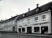 Apotekaren 8 till vänster på bilden. Fastigheten jämte intilliggande Storgatan 30 rivna 1964 för Skandias nybyggnad.