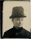 Ferrotyp - kvinna med hatt, sannolikt Uppsala, omkring sekelskiftet 1900