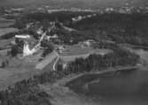 Flygfoto över Södra Hestra kyrka i Broaryd, Gislaveds kommun, Jönköpings län. Nr 197/1956