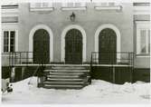Irsta sn, Brunnby gård.
Del av fasaden med trappan, 1976.