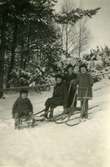 Lekkamrater och grannar på Midsommarvägen år 1935. Från vänster: Olof (Olle) Olsson (f. 1931 d 2013, Vommedal), Svea Andersson (f. 1927 i Vommedal Östergård. d. 1975 i Knipered 