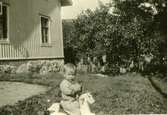 Ulla Britt Karlsson Jägrud f. 1928 vid 14 månadersålder utanför farmor och farfars gård 