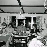 Symöte Röda Korset?
Björkberga, Liveredsvägen Ottilia Petersson.
Fr.v. 1. Rosa Krans-Petersson f. 1912 d. 1994.
2. Iris Johansson-Persson, Livered f. 1913 d. 2004.
3. Tekla 