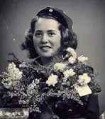 Ulla Britt Karlsson f. 1928 gift Jägrud, Midsommarvägen.
Realexamen 1945.