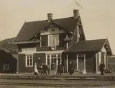 Kållereds station c:a 1909-1915 (innan utbyggnad).
På fotot stins Julius Lorentzon f. 1859 d. 1940, med sina två barn.
Hushållerska Olivia Talinsson (vitt förkläde).