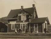 Kållereds station c:a 1909-1915 (innan utbyggnad).
På fotot stins Julius Lorentzon f. 1859 d. 1940, med sina två barn.
Hushållerska Olivia Talinsson (vitt förkläde).