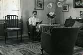 Skräddare Carl Eliasson (1903 - 1990) sitter i familjens vardagsrum, Bölet 2:9 