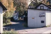 Gamla Riksvägen 79-81, 1979.
Till vänster uthuset till Sionkapellet, i mitten uppfart till Högbo, till höger John Lindströms snickeri.