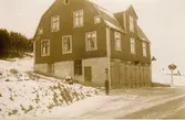 Solbacken 3:44 Vommedal Västergård Gamla Riksv 47. C:a 1925.
Byggd som garage för kålleredsbussarna ägaren Segerström som bodde i huset. 1935 ombyggt till café och affärslokal.
