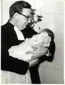 Dop 25/1 1953.
Komminister K Nyström.
Birgitta Ekström f. 1953.
Döptes i morföräldrarnas, Arvid och Karin Genheden, hem.
Karin född Smitt, Kållered.
Dopklänning från 1860-talet. Nu i Gillets arkiv. Birgitta Ekström, föräldrar Rune och Inga Lisa Ström, Mölndal.