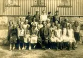 Läraren Birger Ahlström med elver födda 1920-21 utanför lärarbostaden i Livered (Streteredsvägen 59) okänt årtal.
Pojkar längst bak från vänster: 1. Åke Josefsson, Äpplekullen.
2. Åke Eliasson, Skolan. 3. Einar Larsson, Sönnerkullen.
4. Rune Engström, Vommedal.
5. Hugo Brorsson, Risåsbacke.
Flickor stående från vänster: 1. Dagny Antonsson, Vommedal.
2. Tojan Pettersson, Vommedal. 
3. Ingrid Svanberg, Kyrkbacken. 
4. Maj Britt Pettersson, Vommedal. 
5. Linnéa Fredriksson, Tulebo. 
6. Mimmi Bengtsson, Dammkärr. 
7. Rut ?. 
8. Ingrid Talinsson, Hultet. 
9. Jane Bengtsson, Labacka.
10. Märta Josefsson, Äpplekullen.
Sittande från vänster: 1. Edit Johansson, Torrekulla. 
2. Ulla Talenius, Vommedal. 
3. Inga Lisa Melin, Kyrkbacken.
4. Birgit Pettersson. 
5. Inga Britt Johansson, Vommedal (nr 5 och 7 är tvillingar).
6. Märta Andersson, Livered. 
7. Ann Marie Johansson, Vommedal (nr 5 och 7 är tvillingar).
8. Rut Johansson, Vommedal.